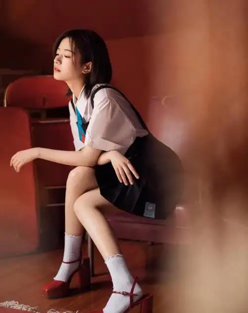 李庚希身高是多少为什么李庚希一直不穿高跟鞋