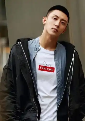 黄景瑜,感觉还行,他的长相不女气,蛮适合糙一点的造型.