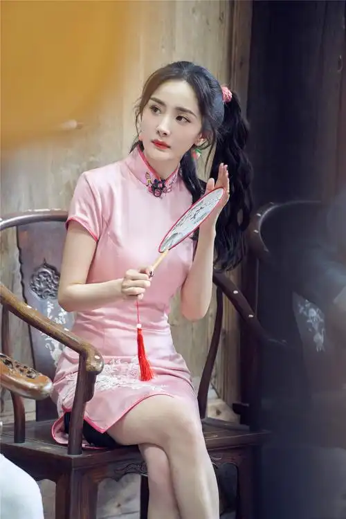 杨幂粉色旗袍造型曝光少女感十足人间水蜜桃