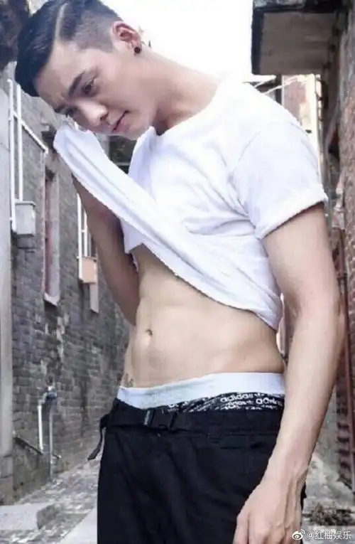 红柚娱乐爱豆腹肌大赛高能预警陈伟霆腹肌秀