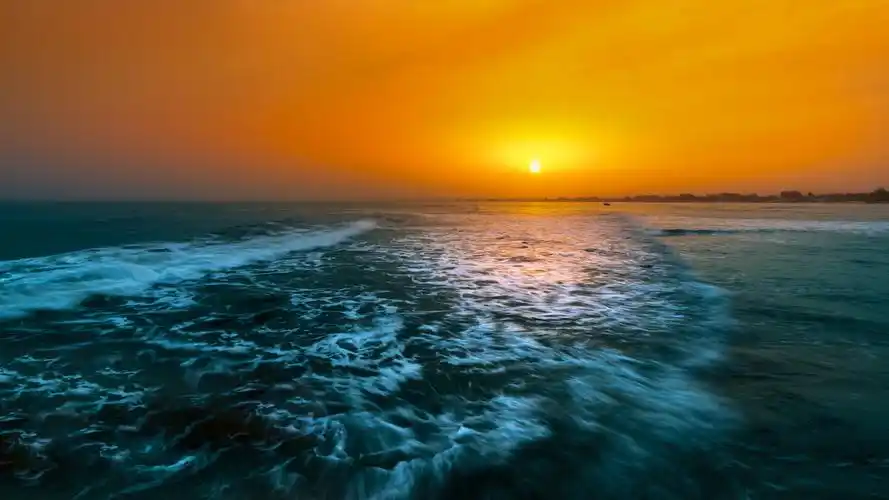 日落这是突尼斯海边的彷晚时,海边的水开始涨潮,浪花特别的美,太阳