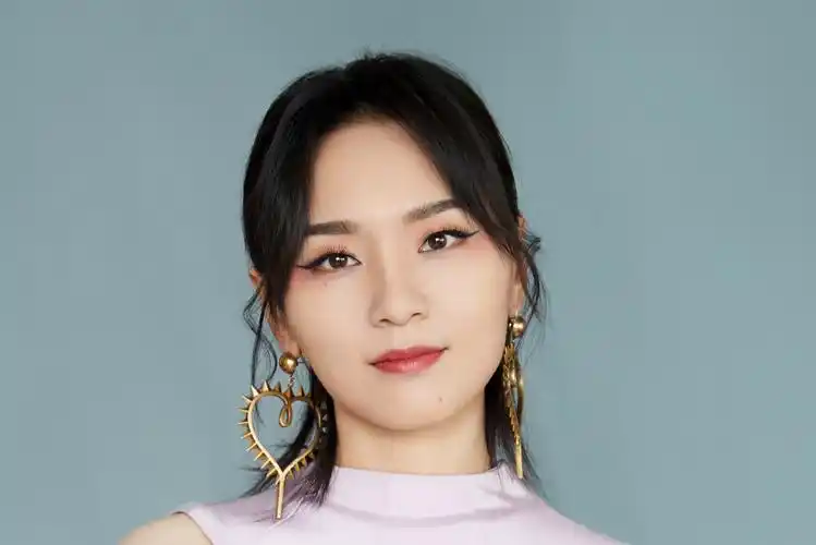 p>周笔畅,1985年7月26日出生于湖南省长沙市,华语流行乐女歌手,词曲