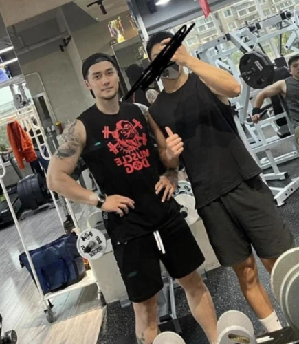 蒋劲夫近况显落魄?不修边幅好沧桑,手臂小腿都是纹身被指吓人?