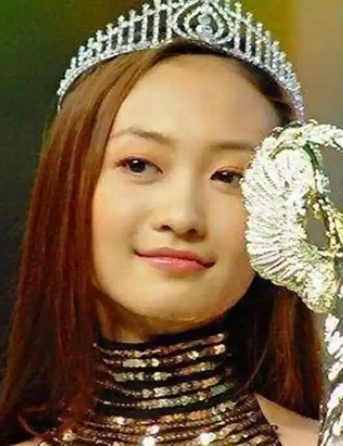 原创没想到王鸥刚出道时长这样?前后判若两人,怪不得至今单身!