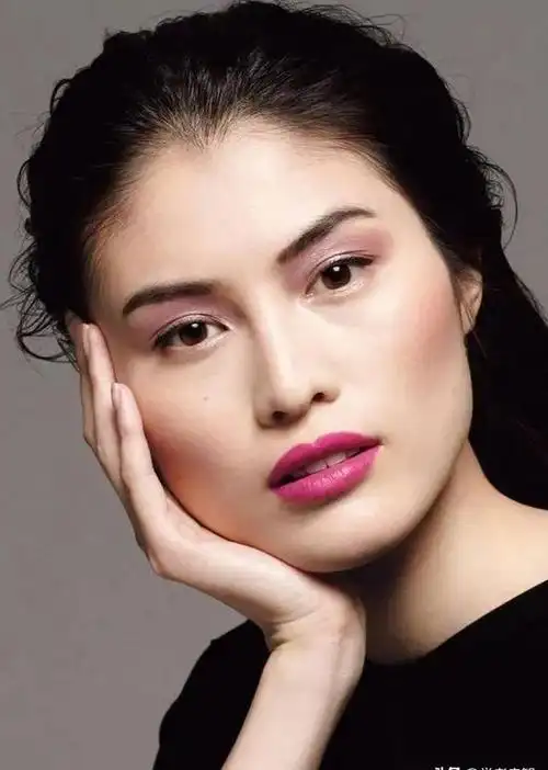 她曾是《非常6 1》的礼仪小姐,月收入只有800元,如今成国际超模