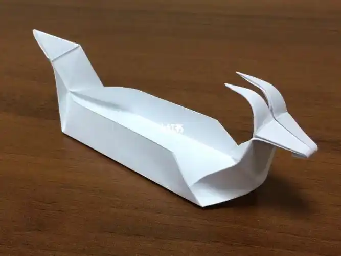 简单好玩的折纸龙舟可以短时间漂在水面上