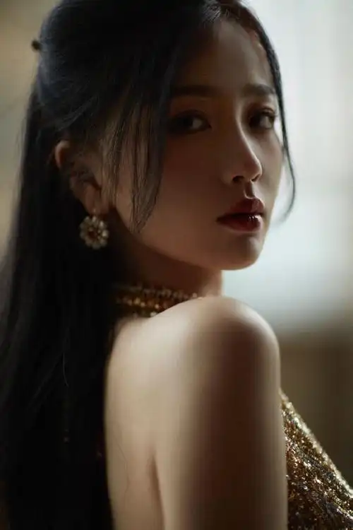 虞书欣异域风鎏金刺绣长裙 深v到胃大秀性感眼神魅惑迷人_影视资讯网