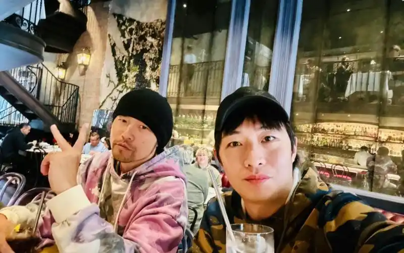周杰伦再次发文:今天跟著mojito兄弟罐頭出來chill一下 慶祝12月的