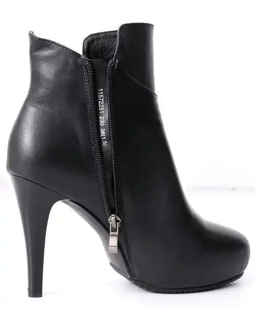 黑色细高跟尖头绒里短靴