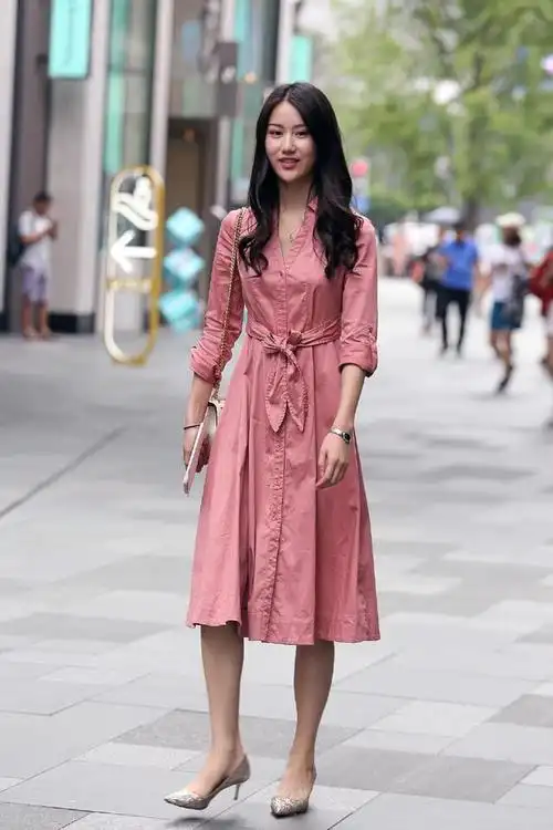 长至膝盖的粉红长裙搭配银色的尖头高跟鞋优雅中带着少女心