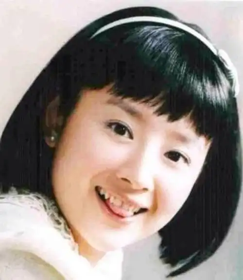 佘诗曼董洁秦岚童年照片对比,颜值最低的竟然是口碑爆棚的她_小时候