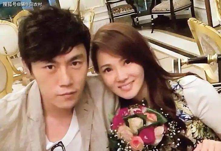 原来,秦昊上学时就是伊能静的歌迷,特别喜欢这个长相甜美唱歌好听的