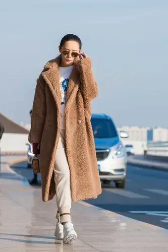 车永莉机场街拍泰迪熊大衣超减龄 寒冬取暖必备