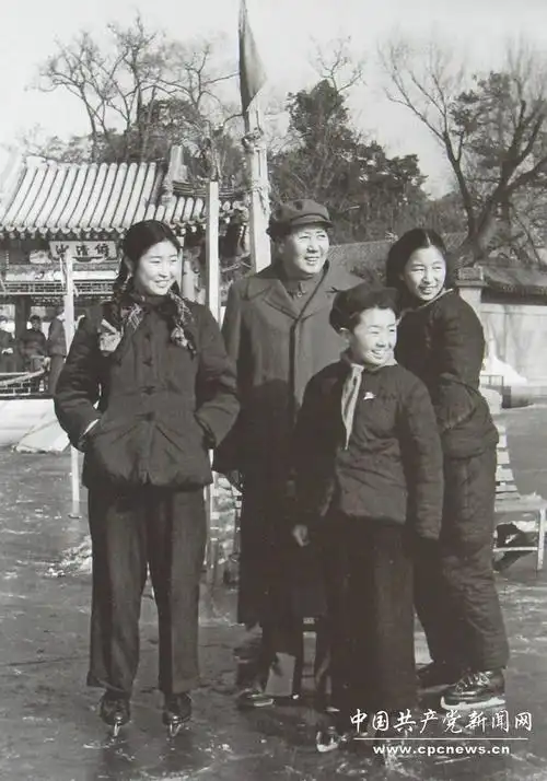 1953年,吕厚民为毛主席和李敏,李纳,毛远新在溜冰场上拍摄的一张照片.