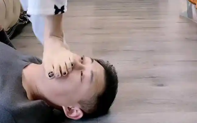 情侣光脚踩空气过脸挑战!