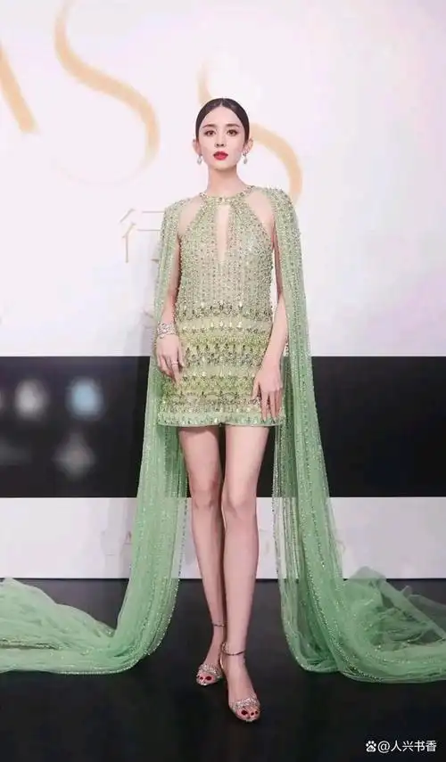 着装反衬傲人身材,古力娜扎街头秀色可餐惹争议