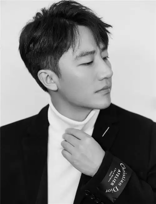 黄轩亮相时尚盛典率性时髦营造冬日温暖