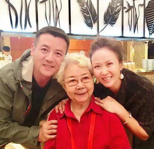 原创著名女演员赵越近照曝光蹉跎岁月演玉蓉与丈夫是影坛伉俪