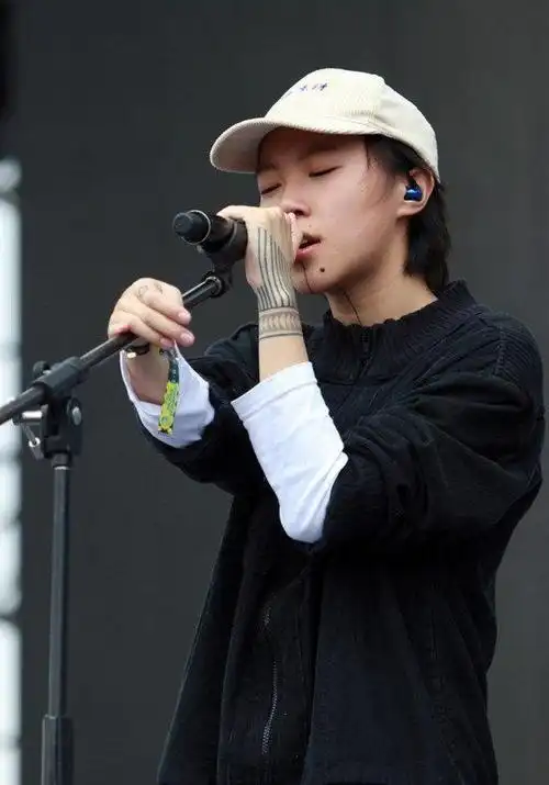 纹身的窦靖童,不靠王菲靠才华,整个乐坛都在等她长大