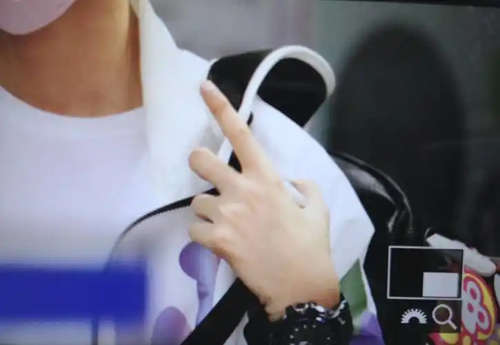 谁能发给我王俊凯的手的图