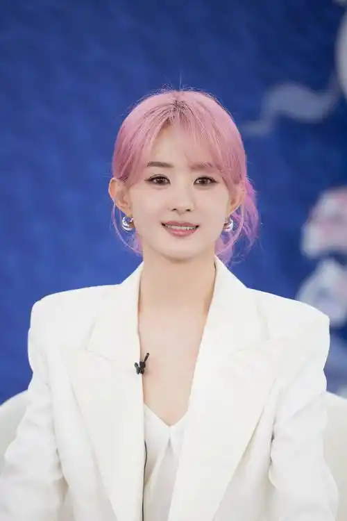 赵丽颖粉发鸡毛头超美!穿白色吊带裙搭配西服 ,换个心情不被发现