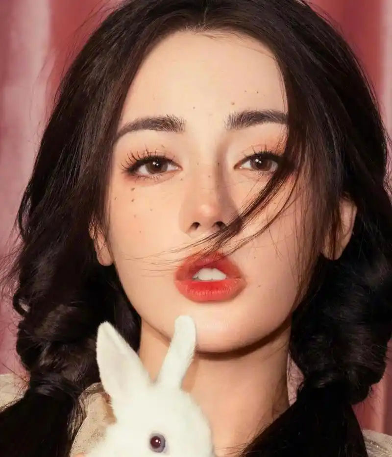 网友:迪丽热巴新年造型独特,还有兔子一起合影