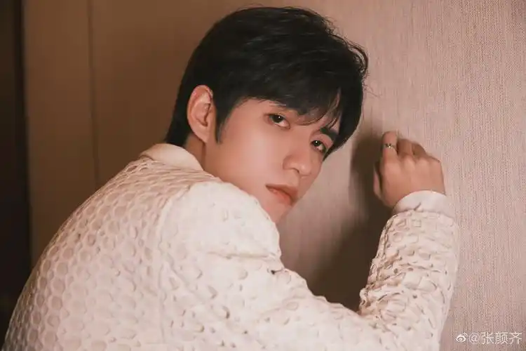 张颜齐镂空白西装造型精致帅气眼神好有表现力呐爱了爱了