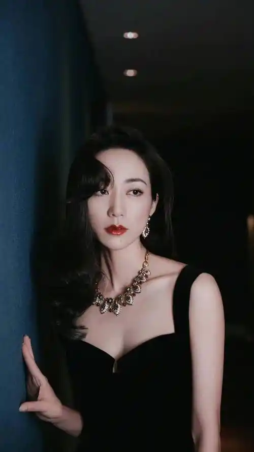 原创韩雪穿礼服太美了小黑裙配大波浪明艳动人戴祖母绿珠宝好贵气