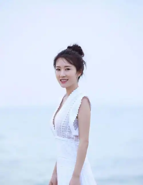 李念穿衣挺有心机的身材娇小穿大v领的裙子却不违和很有韵味