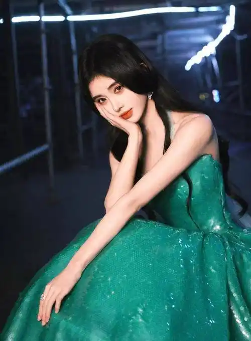 鞠婧祎写真,一袭墨绿亮片公主裙,纯情淡雅,美丽迷人