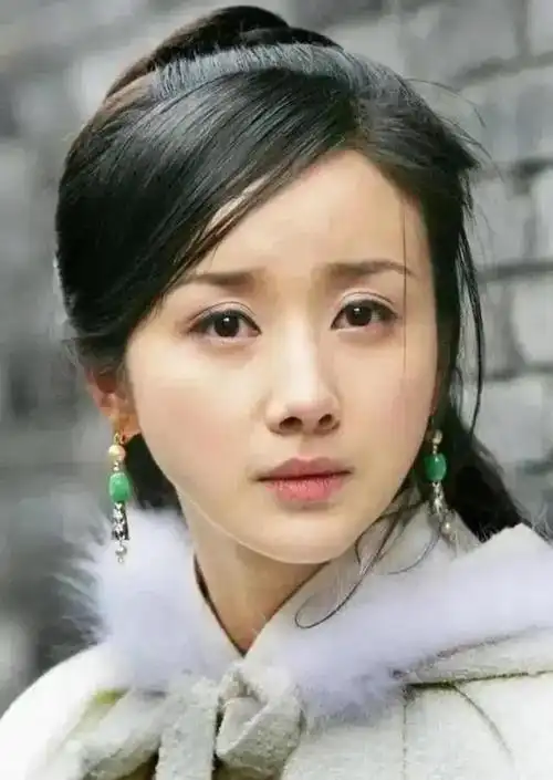 王丽勇敢揭露娱乐圈霸凌事件:正义必胜的信念最近,知名女演员王丽(化