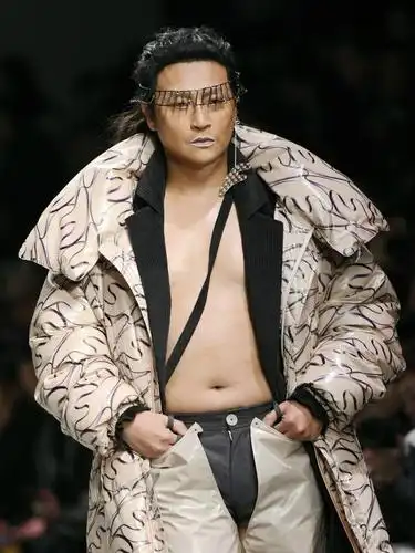 陈志朋辣眼睛走秀露肚腩