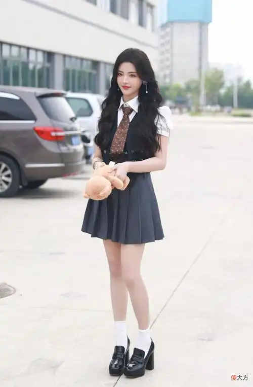 被杨超越瘦到了!穿衬衫 二分裙,显得腿又细又长