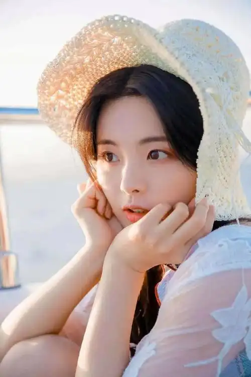 洋娃娃杨超越清纯写真大赏,妹妹越来越像画中仙了