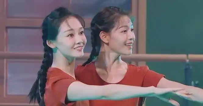 30岁钟楚曦与35岁苗苗同框,揭示骨相美与皮相美的区别!