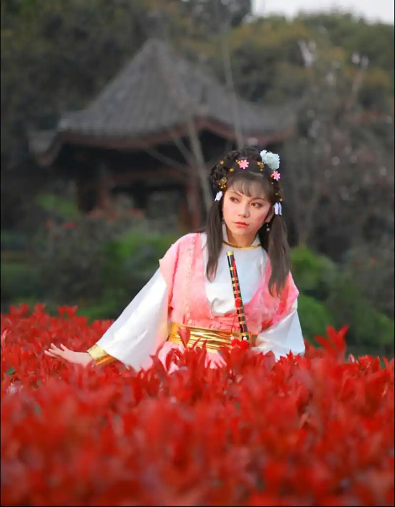 83版《射雕英雄传》黄蓉的5张照片,图2牡丹含露最美艳