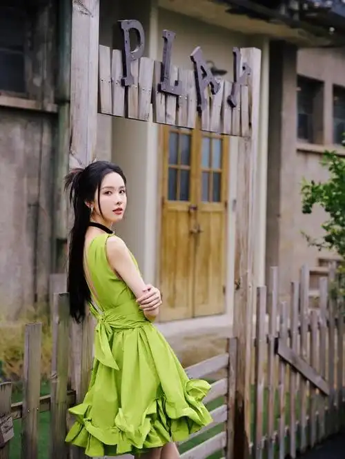 陈都灵,宛如一颗璀璨的明珠,清秀的外表如同细腻的瓷器,散发出独特的