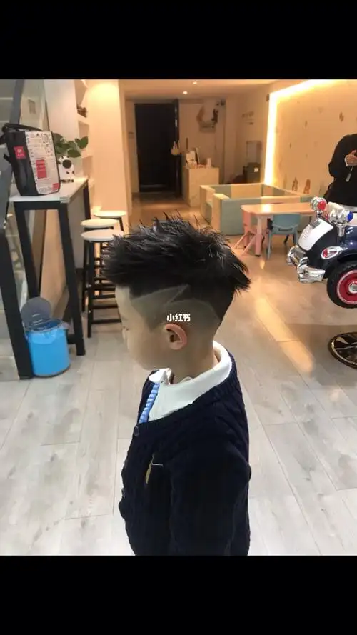 儿童发型前刺飞机头