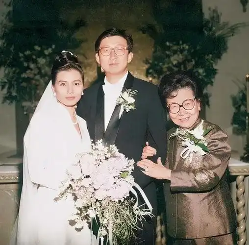 演员钟楚红个人资料:当红时退圈嫁人,丈夫英年早逝,如今63岁无儿无女