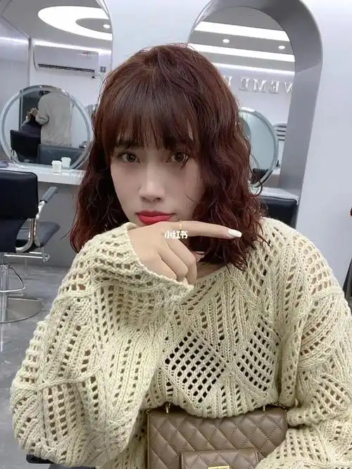 适合长脸的一款烫发