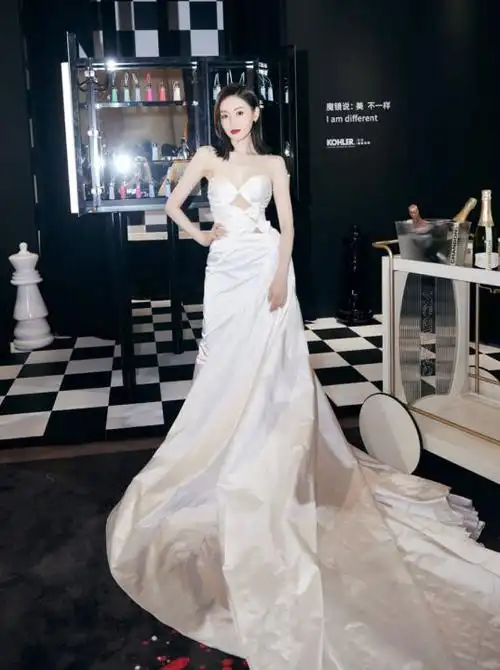 张天爱不愧是魔鬼身材穿开叉裙秀大长腿胸前镂空蝴蝶结太撩人