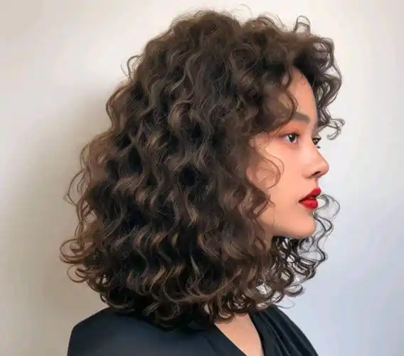 冬天发型不论怎么烫,最美还是羊毛卷全头烫,蓬松瘦脸