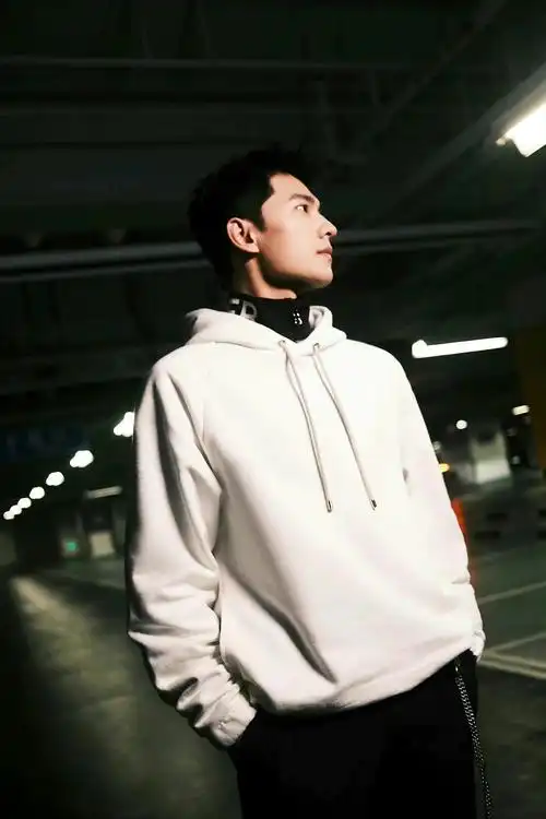 杨洋停车场氛围感大片来啦～身着白色卫衣休闲帅气……_高清图集_新浪