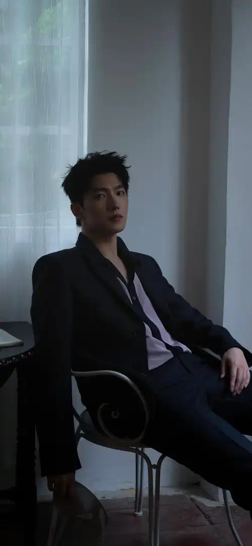 杨洋的专属壁纸 这张壁纸以杨洋为主角,他的笑容温暖如阳光,让人感受