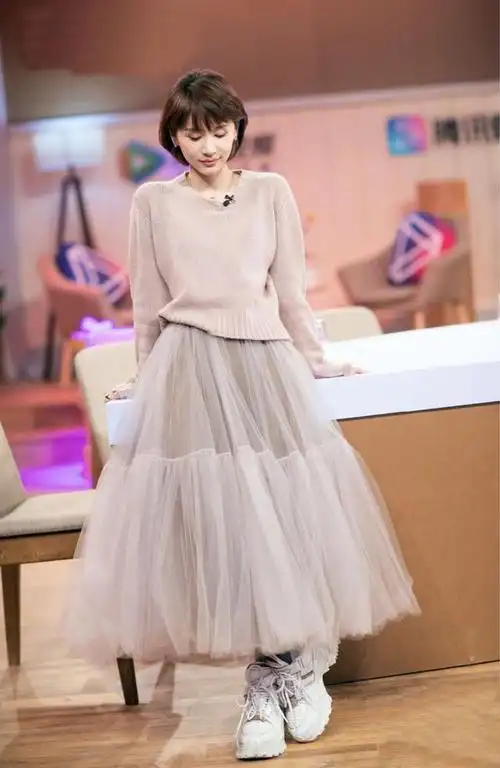 《欢乐颂》中她是富二代曲筱绡,今穿蓝色衬衫配无袖裙,复古少女