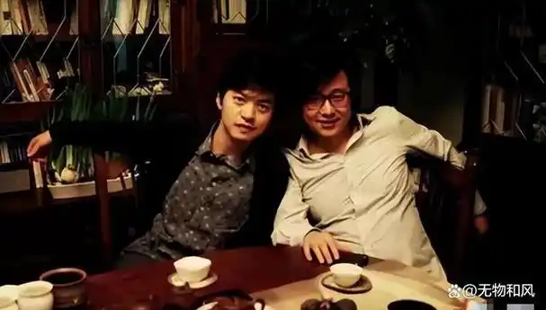 李健夫妇赴友人饭局吃火锅44岁孟小蓓少女感十足婚后坚持丁克