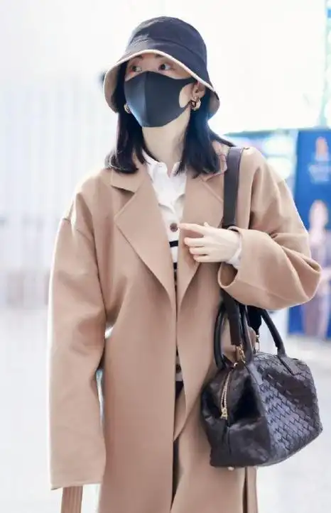 景甜穿潮装亮相首都机场引发时尚风潮