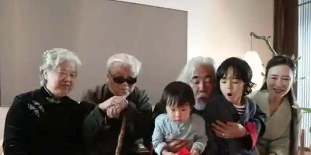该当爷爷的年纪却当上爹这些老来得子的男星最大与孩子差84岁