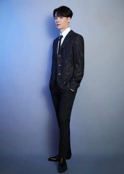 张艺兴身穿条纹西装套装精致帅气而泼墨外套配阔腿裤随性不羁