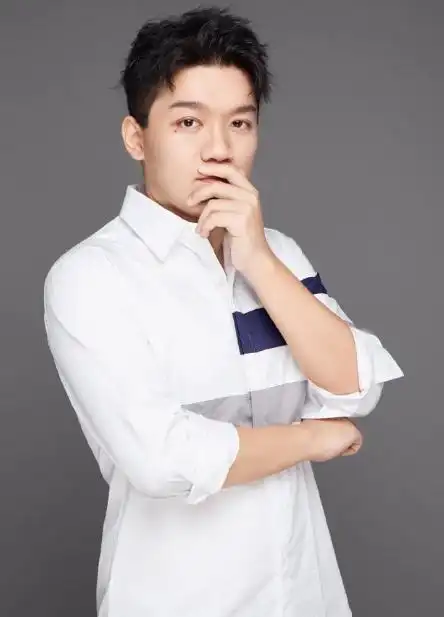 尤浩然正式宣布复出,体型有所改善,十分热爱电子竞技!